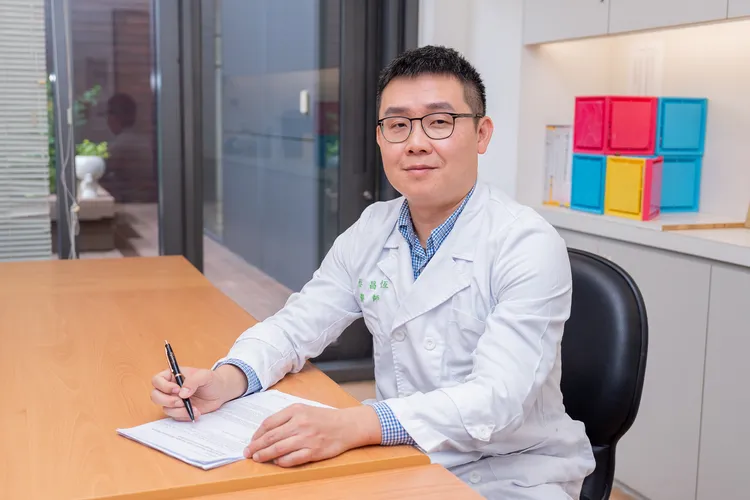 該研究由台灣大學生醫電資所賴飛羆教授團隊執行，結合台大醫神觀測平台（NTU Medical Genie），由恩主公醫院精神科蔡昌恆醫師負責研究設計、臨床收案與資料分析。圖為精神科蔡昌恆醫師。Garmin提供