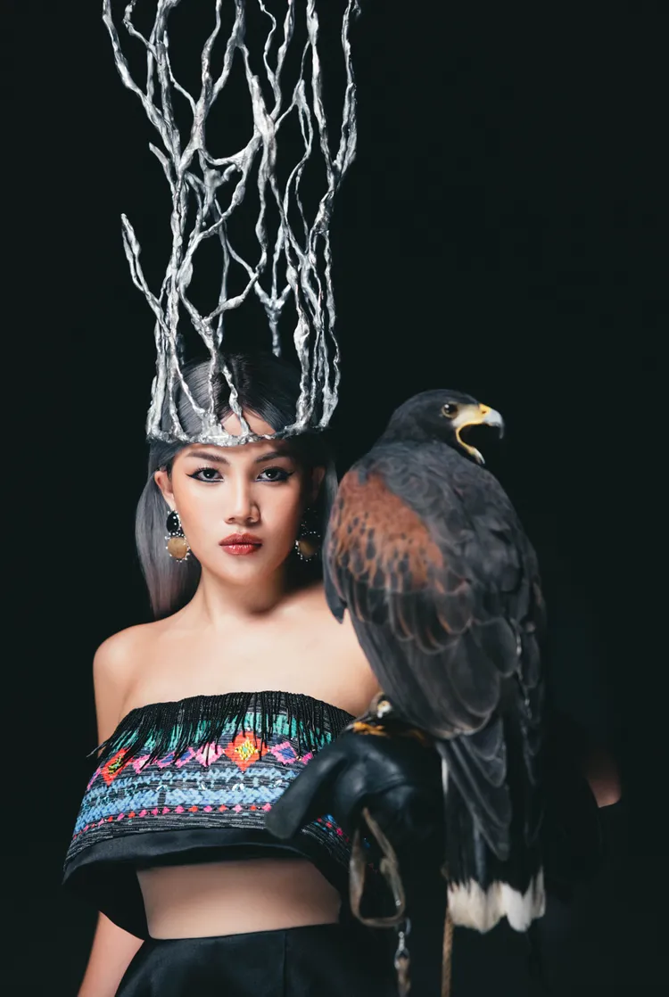 阿布絲拍攝ｍｖ時，找來真的老鷹到現場。華納音樂提供