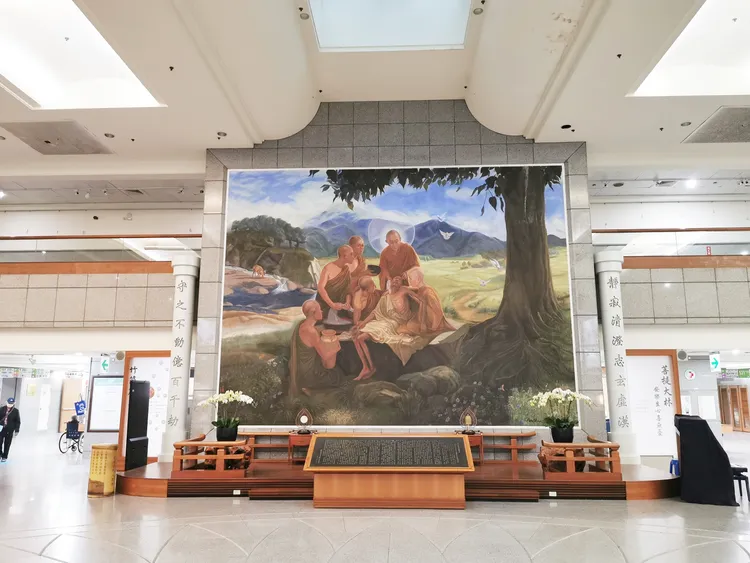 嘉義大林慈濟醫院一樓大廳「佛陀問病圖」壁畫，系接續依李教授原創完成「佛陀問病圖」之壁畫製作。院方提供