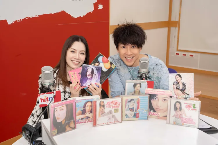 主持人Dennis展示了他精心收藏的徐懷鈺歷年發行專輯。Hit Fm聯播網提供
