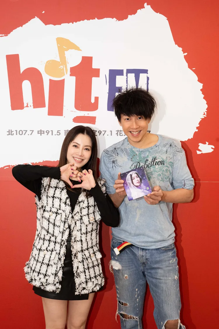 主持人Dennis與徐懷鈺相見歡。Hit Fm聯播網提供
