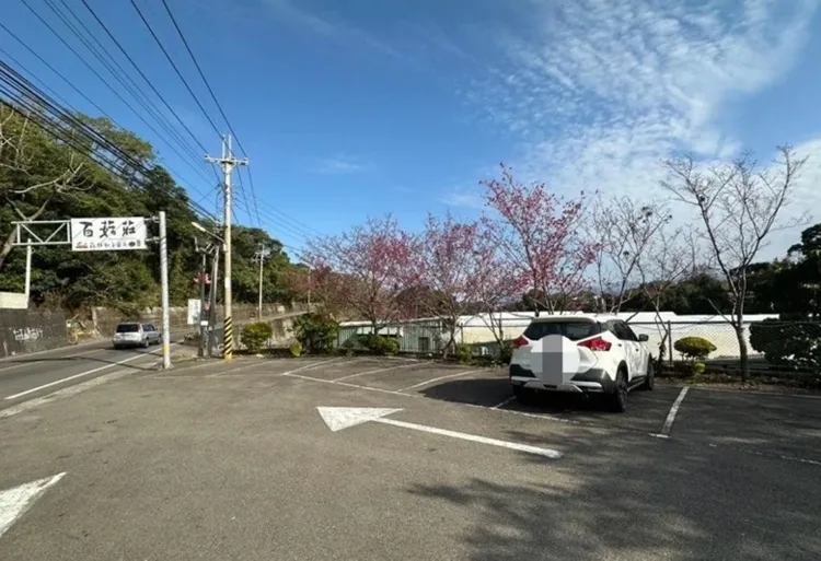 民眾發現在休閒農圓的轎車相當可疑，通報警消發現駕駛陳屍車上。翻攝照片