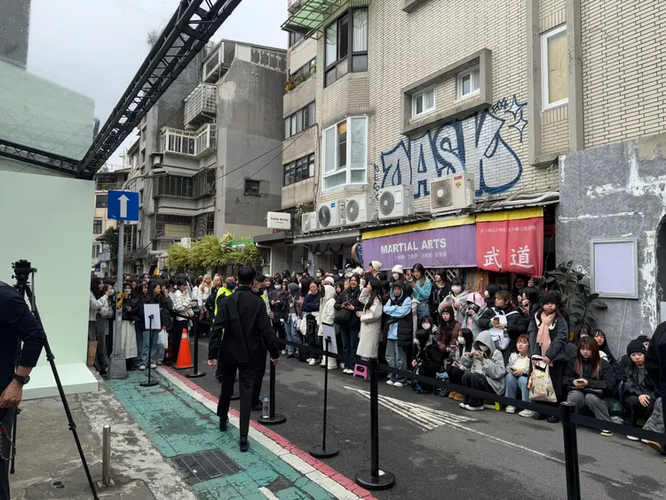 快閃店周邊道路都擠滿粉絲。張家玲攝