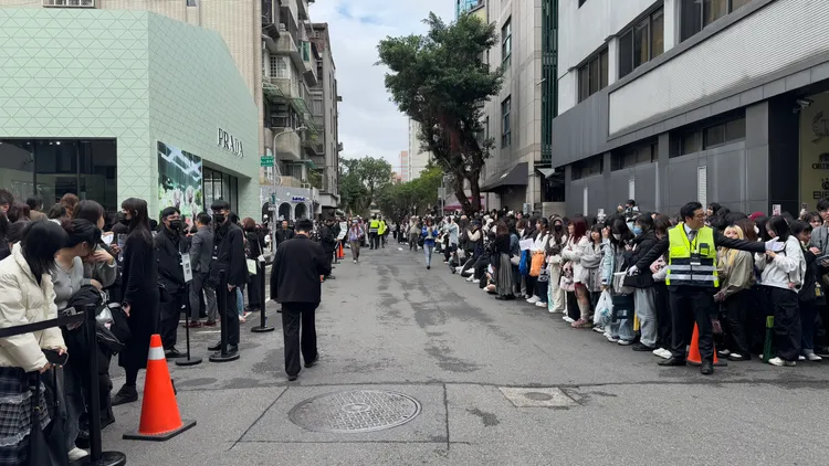 上百名粉絲為親睹偶像聚集在PRADA美妝旗艦快閃店周遭。張家玲攝