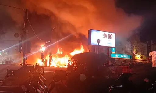 畫面曝光!初二台中燒肉店慘陷熊熊烈火 旁鄰星巴克顧客狂逃!