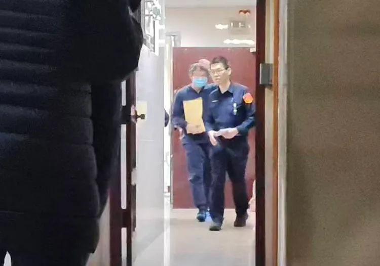 男信徒李淵源交保後離開北檢。張欽攝