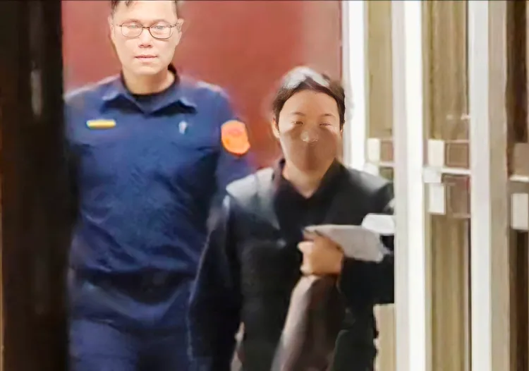 女信徒姜芃妤在友人幫忙遮掩下搭計程車離去。張欽攝