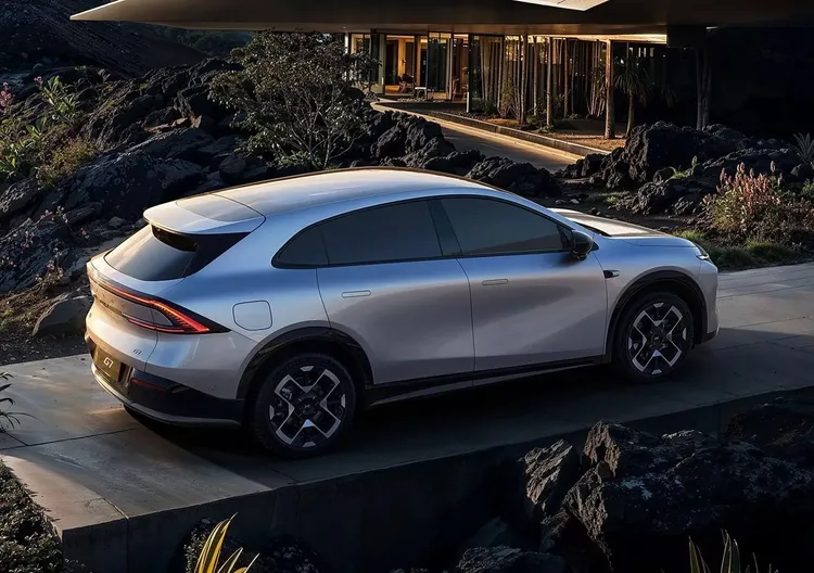 車側線條流暢、車頂較低，整體造型融合了轎車與跨界車的設計風格，與 Kia EV6 有些相似。原廠照片