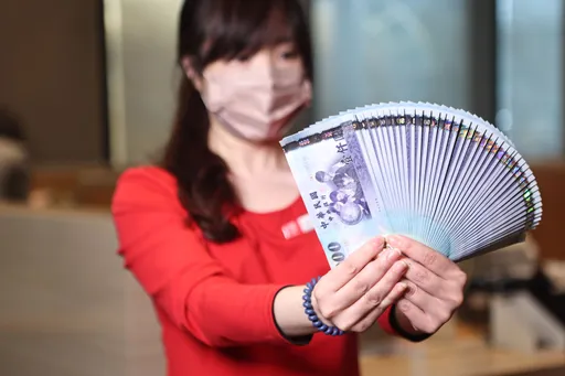 他排30分鐘拿新鈔換新鈔 理由讓行員傻眼「這麼重要嗎?」