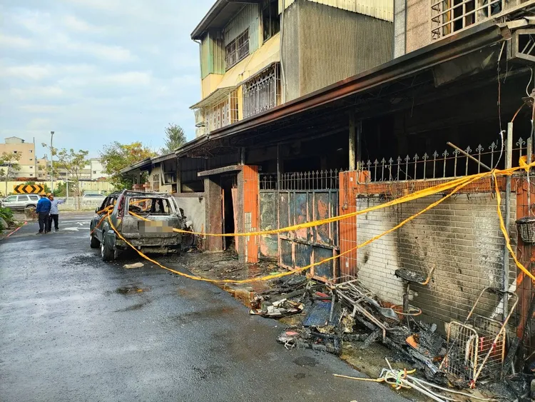 高雄仁武區民宅今（14）日凌晨3時許傳出火警，3歲男童救出已無生命跡象，送醫仍宣告不治。翻攝畫面