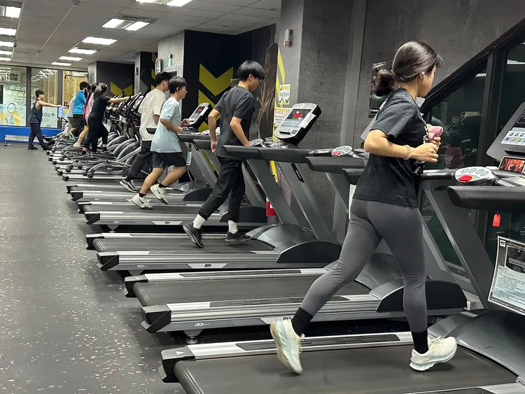 五股運動中心新春期間購入單次票，即可參加幸運擲骰子一次。體育局提供