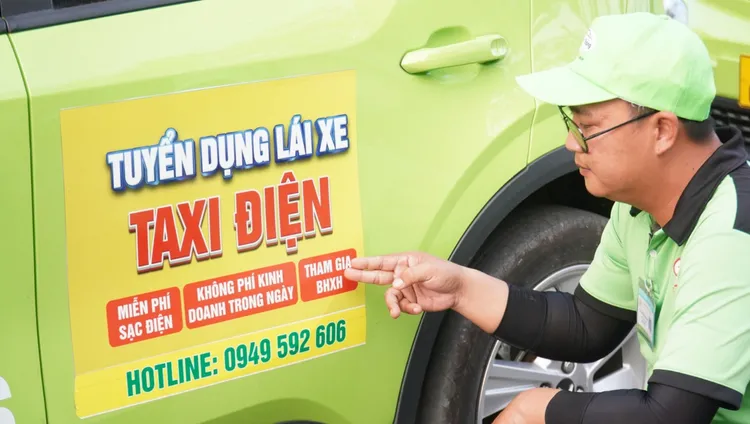 一名司機指著車身上的公司福利保障。tuoitrenews