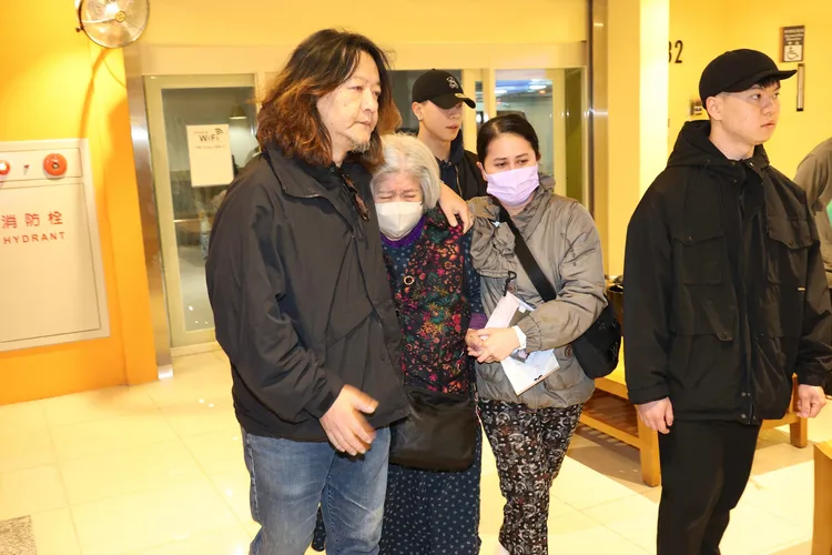 林葉亭母需要人攙扶進二殯。彭欣偉攝