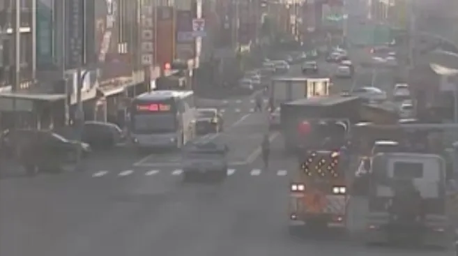 宜蘭頭城青雲路下午發生嚴重車禍，警方獲報後立刻派員前往現場救援。翻攝照片