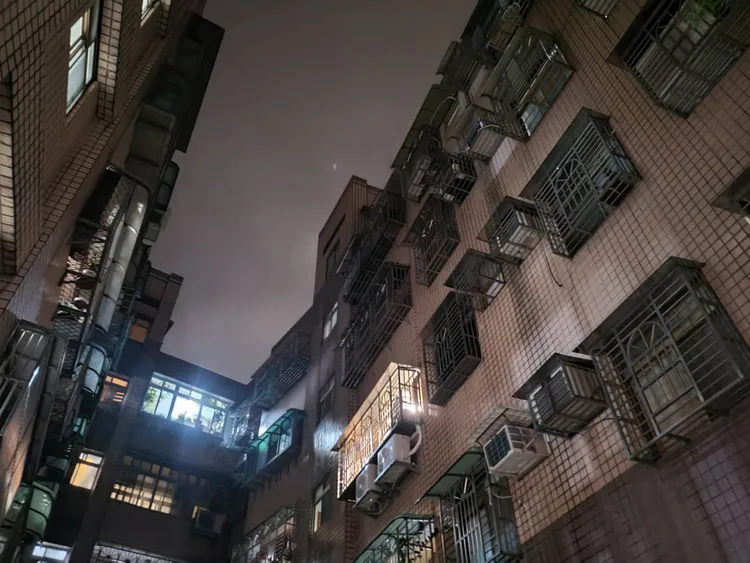 起火點位於5樓。翻攝畫面