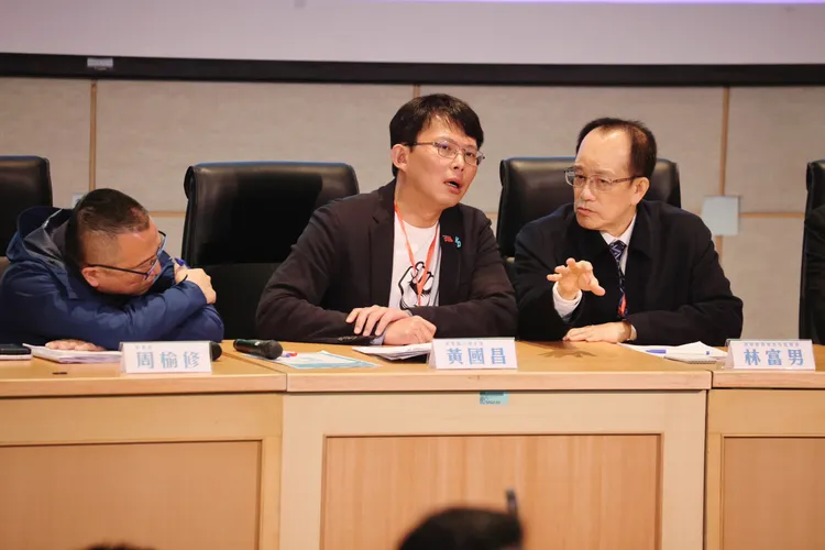 台灣民眾黨黨代表大會 秘書長周榆修(左起)、代理主席黃國昌、選委會主委林富男。李俊毅攝