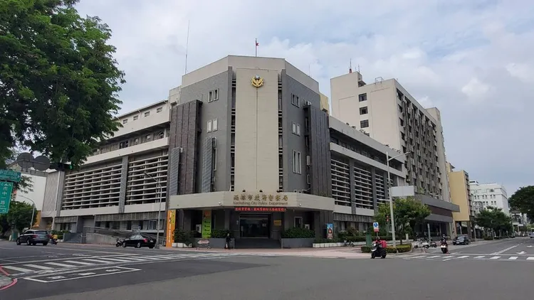 高雄市警局昨天召開考績會，該員警2大過免職，派出所長也遭拔官。資料照片