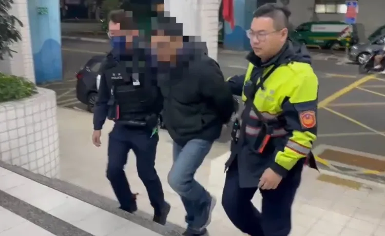 毒駕嫌犯遭逮捕仍呈現半昏迷狀態，被帶回警局訊問。翻攝畫面