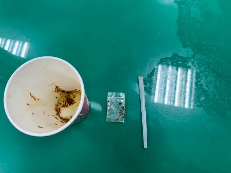 警方於車上查扣Ｋ他命殘渣袋與毒品分裝杓。翻攝畫面