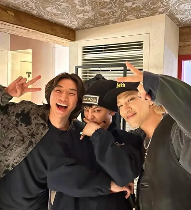 T.O.P對大聲（左起）、GD、太陽感到很抱歉。翻攝naver