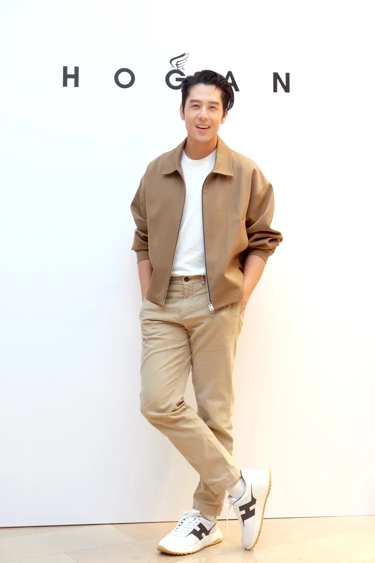 胡宇威身穿白T、卡其色外套搭配同色系長褲。攝影中心攝