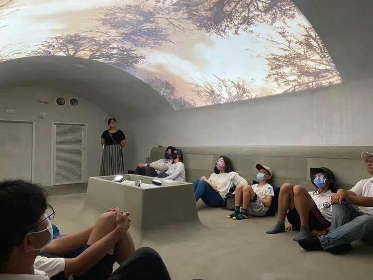 虎尾建國眷村透過VR帶領感官回到二戰時的碉堡防空洞，貼近戰爭與歷史的痕跡。翻攝畫面