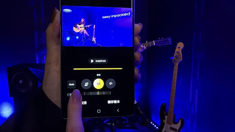 有著「演唱會神器」之譽的三星這次沒有為鏡頭加入長焦變化，而是選擇在錄音功能上帶來改良。趙筱文攝