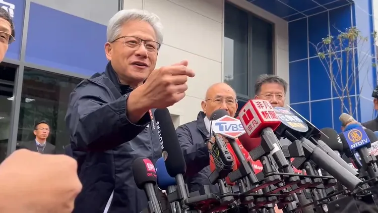 輝達執行長黃仁勳回台首站公開行程前往台中參訪。鮮明攝