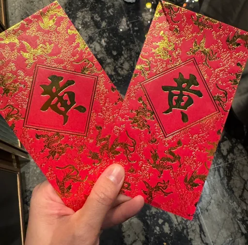 獨家|黃仁勳「總裁紅包袋」曝光 親手包紅包送小孩