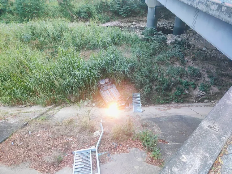 1車翻覆於河床。民眾提供