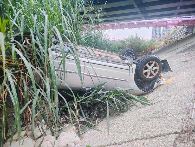 2名傷者受困車內，其中1人獲救時已無生命跡象。民眾提供