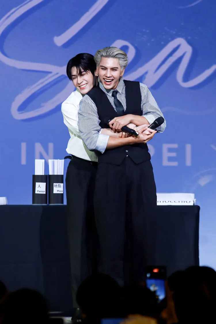 Peat（後）背後熊抱Fort。D-SHOW提供