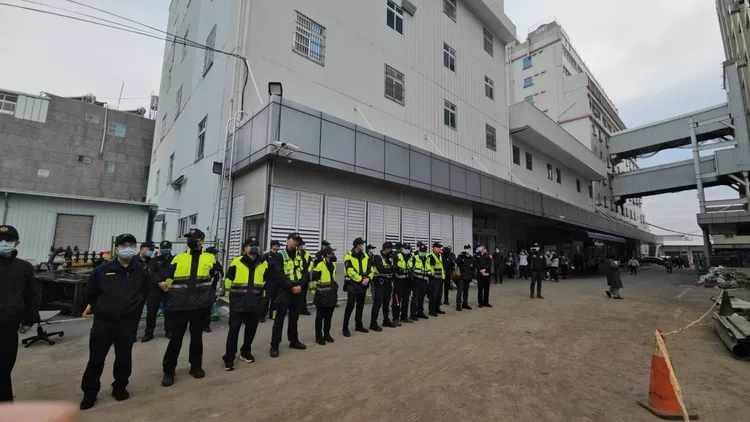 醫院聲請停拆違建14日一早被駁回，縣府立即怪手就位、開拆違建。縣府提供