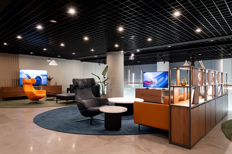 客休區不僅是等待的場所，更是回廠過程中最尊榮愉悅的休憩空間。業者提供