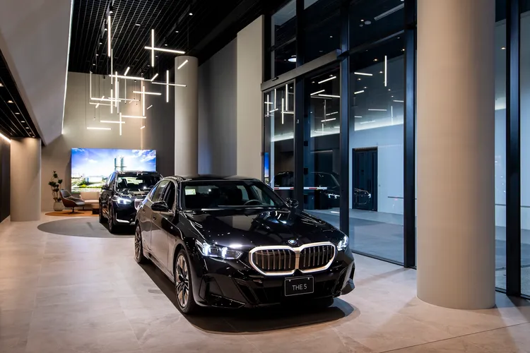 BMW Retail.Next，設計核心理念聚焦於「燈光、動線、物件美學」三大升級維度。業者提供