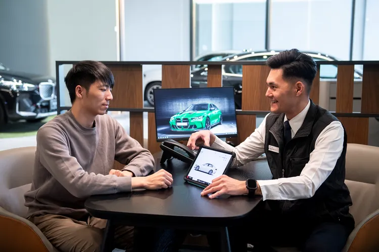 透過平板電腦與EVE沉浸式虛擬賞車體驗等科技工具，銷售顧問不僅能一對一專屬諮詢，還能提供各種車輛細節、價格資訊，甚至虛擬訂製車輛的個性化體驗。業者提供
