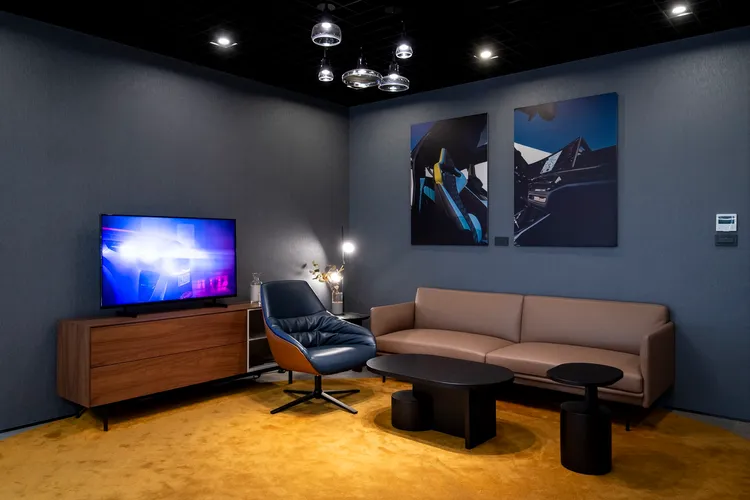 交車區延續了商談空間的設計語言，融合高質感的燈光、牆面與家具布置，營造和諧的氛圍。業者提供