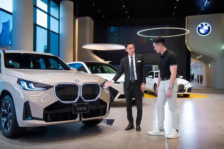走進全新世代的 BMW Retail.Next 展間，就可感受到開闊的空間設計、大氣流暢的動線規劃，以及嶄新亮麗的特色車款。業者提供