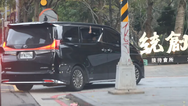 鈕承澤搭乘520萬「運兵神車」降窗跟警衛揮手，返回價值1.5億元豪宅過年。特勤中心攝