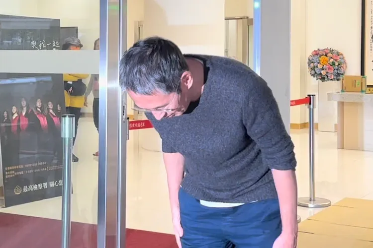 傍晚近5點，鈕承澤步出北檢執行科2度鞠躬。特勤中心攝