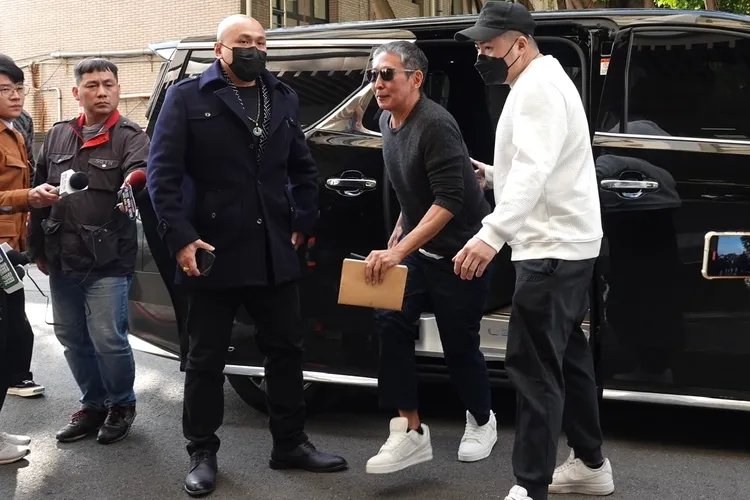 「豆導」鈕承澤腳踩4.4萬元LV鞋出獄，由2名貼身保鑣陪同下車。特勤中心攝