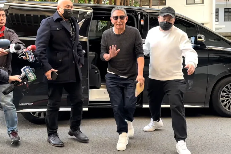 鈕承澤（中）開心下車對鏡頭揮手。特勤中心攝