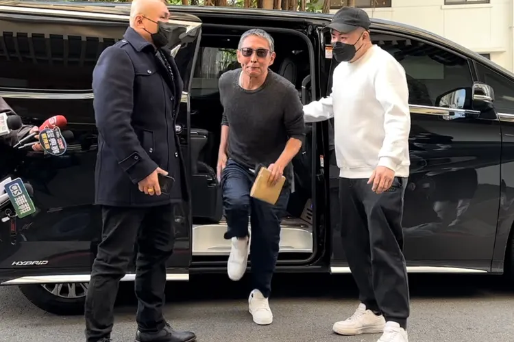 「豆導」鈕承澤（中）在2名體重破百的彪形大漢護駕下，從520萬「運兵神車」下車。特勤中心攝