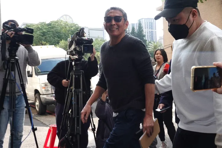 「豆導」鈕承澤下午3點5分，走進北檢第三辦公室執行科，好心情全寫臉上。特勤中心攝