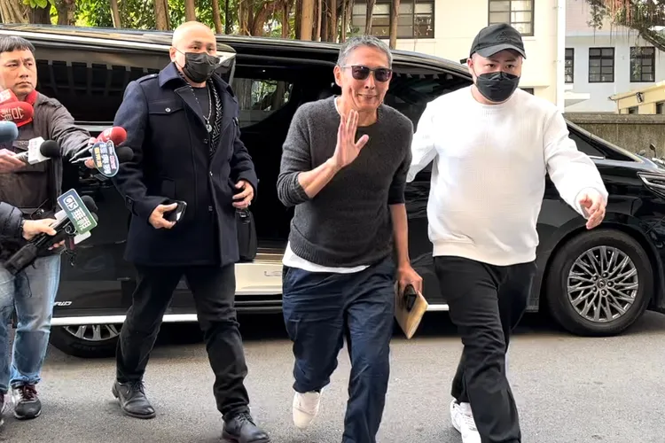 鈕承澤（中）下車揮手快步走進北檢執行科。特勤中心攝