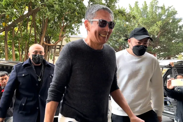 導演鈕承澤戴著墨鏡，面露燦爛笑容，神清氣爽的走進北檢執行科。特勤中心攝