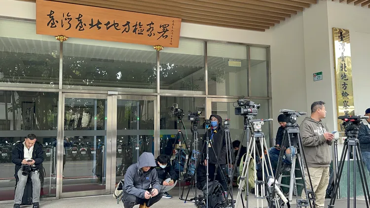 台北地檢署第三辦公室外，聚集大批媒體等導演鈕承澤。特勤中心攝