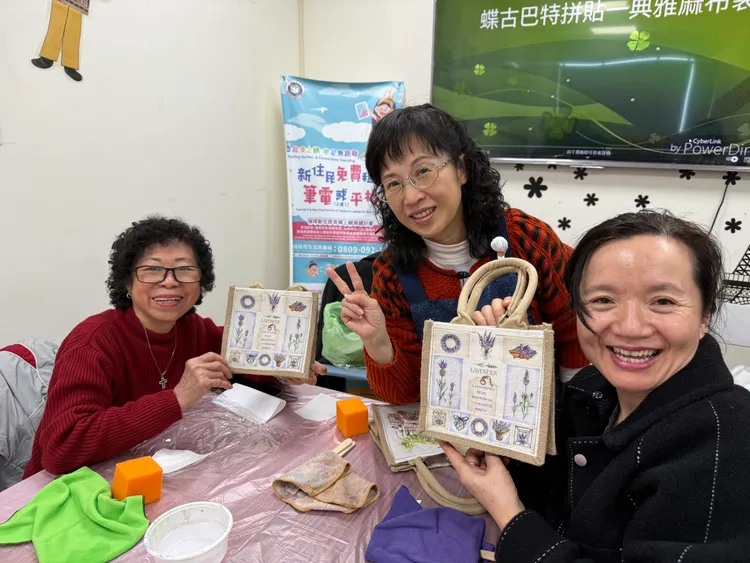 製作好的蝶谷巴特拼貼袋成品。移民署提供