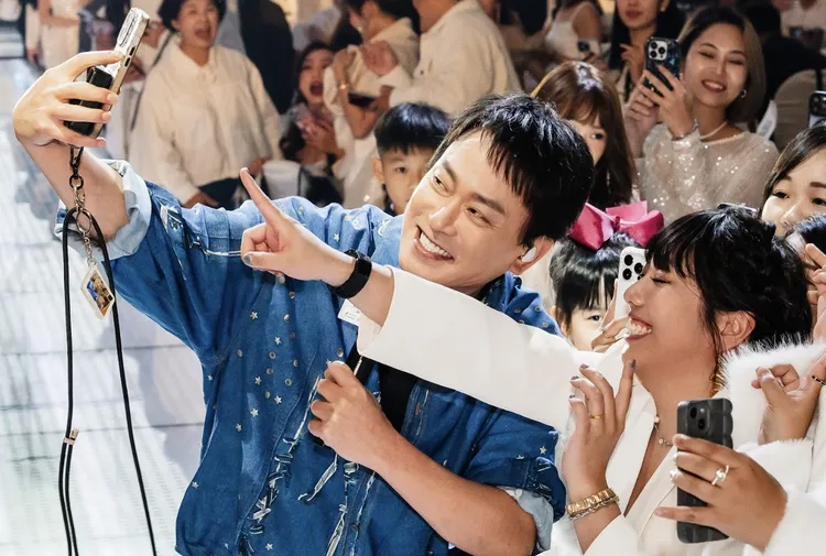 王識賢近距離與粉絲自拍互動。圖／李老闆直播集團提供