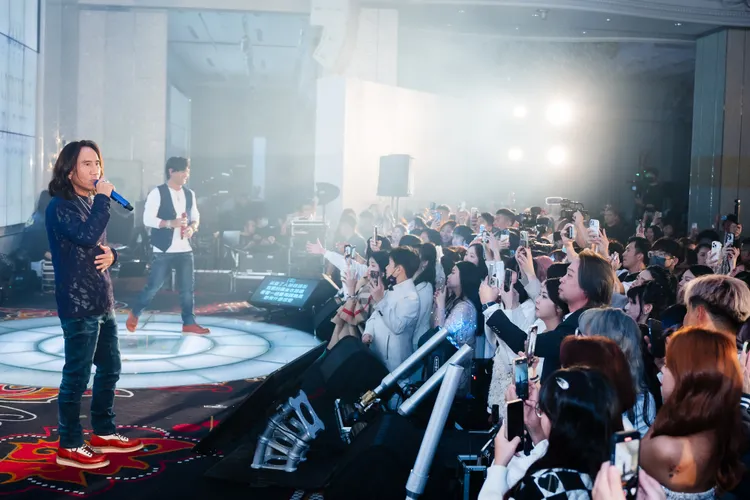 動力火車掀起全場大合唱。圖／李老闆直播集團提供